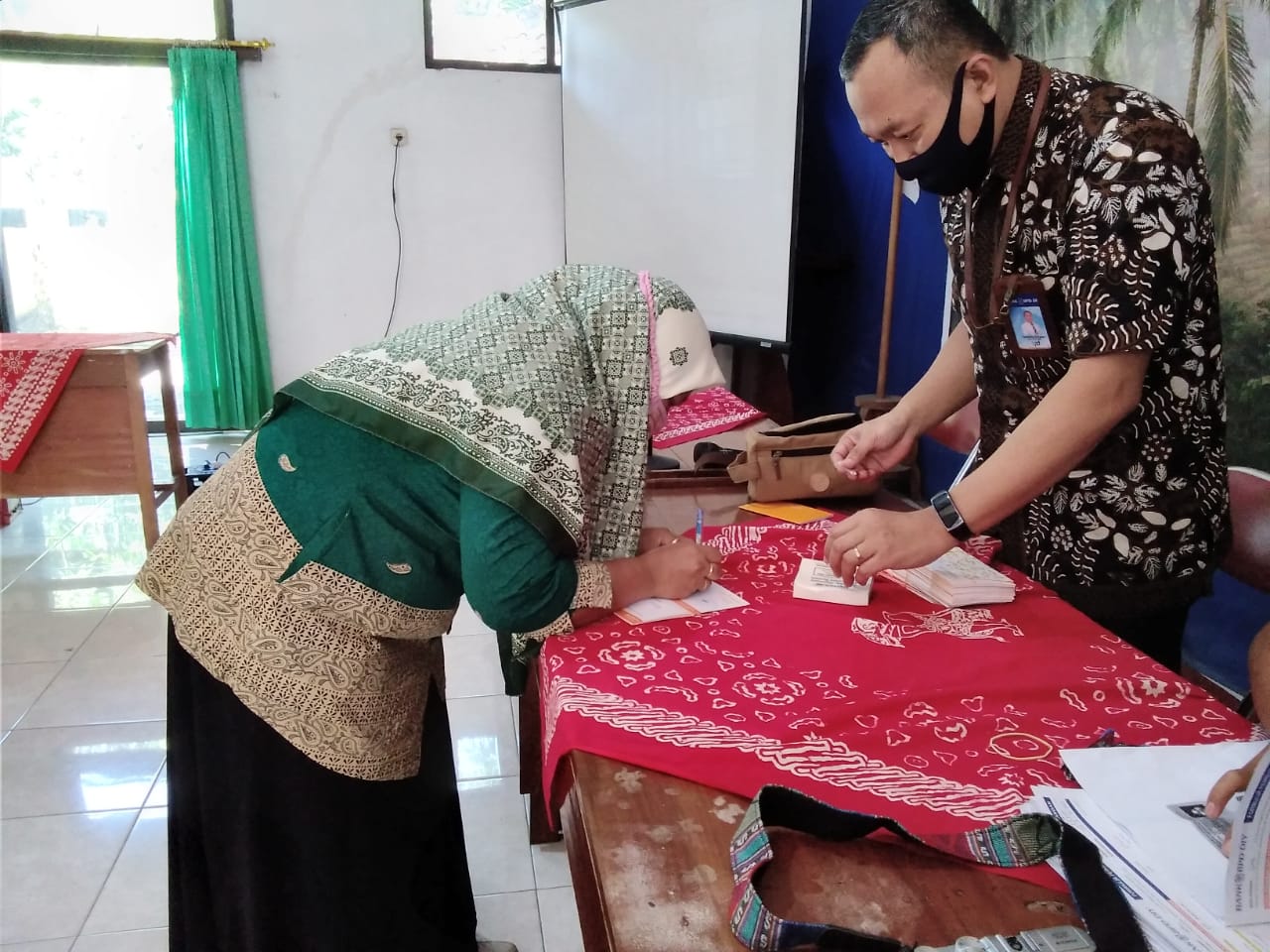 Tenaga Pendidik PAUD Hargorejo Terima Buku Rekening